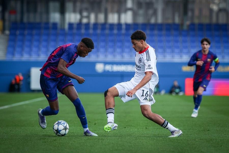 官方：巴萨17岁小将萨马-诺莫科十字韧带断裂，预计伤缺一年