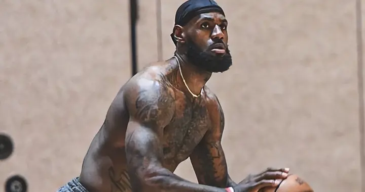 众所周知詹姆斯肌肉覆盖全身，为何却几乎看不到胸肌和腹肌呢？