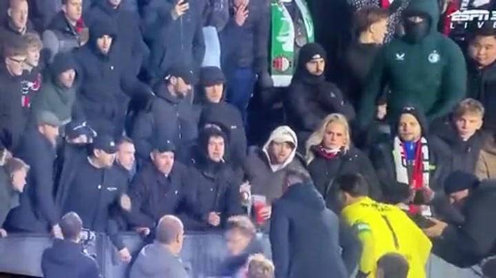 费耶诺德球迷训话范佩西 后者耐心倾听频频点头