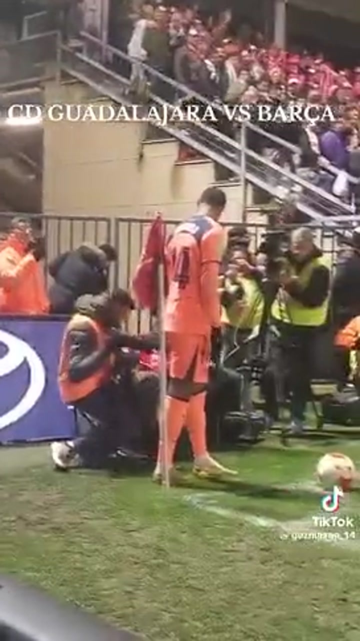 场地太小摄影师挤占开角球空间 拉什福德请他让一下