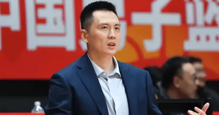 卢伟真不行！甩锅洛夫顿，殊不知进攻一塌糊涂，各主力无特定战术