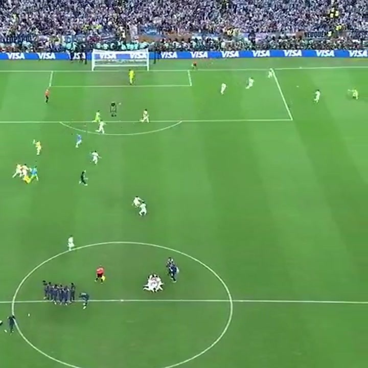 世界杯官推回顾：阿根廷夺冠那一刻，跑走的队友返回拥抱梅西