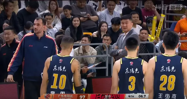 外教纠结18前板，徐昕受伤无大碍，徐杰助攻超王仕鹏，杜锋烦松懈