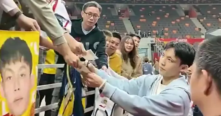 徐杰“小胡队长”惹事，胡明轩再被瞪眼，麦考尔不打背锅人太辛苦