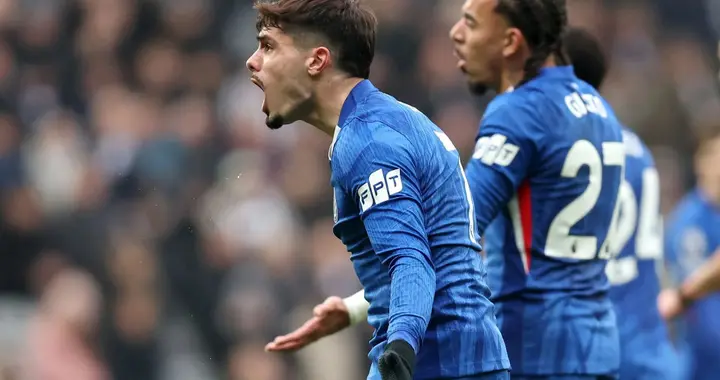 英超巨大争议！戈登被撞倒无点，查洛巴险送点，埃迪豪暴怒