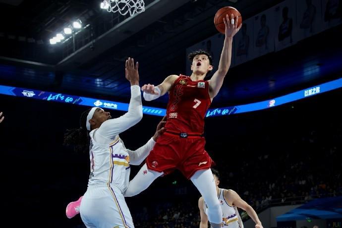 许利民：曾凡博明天会跟队前往客场合练，手续完毕第一时间登场