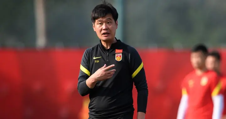 前国足主帅李霄鹏下课！球队宁可让降级队前主帅带队，也不要他？