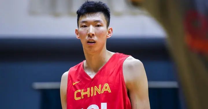 周琦是人生赢家，大6岁妻子身材好，儿子也爱篮球，29岁身家过亿