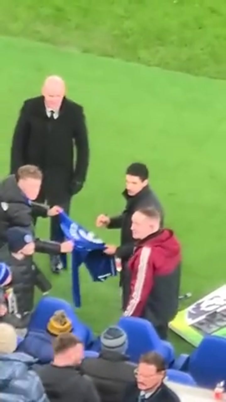 埃弗顿名宿！赛后阿尔特塔给对手球迷签名