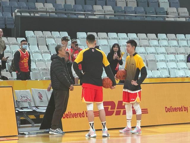 来考察谁？男篮主帅郭士强现身广厦上海比赛现场