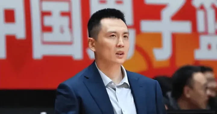 输广厦发布会！卢伟批防守+篮板+罚球问题，谈古德温洛夫顿兼容性