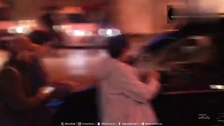 皇马球迷街头声援阿隆索 后者驾车驶过