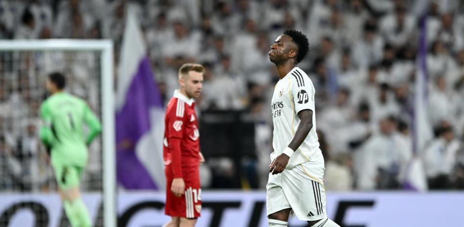 记者：伯纳乌见证过无数巨星，维尼修斯凭什么不满球迷的嘘声