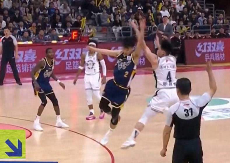 官方：邬挺嘉投篮时伸腿对徐杰的犯规并未违体
