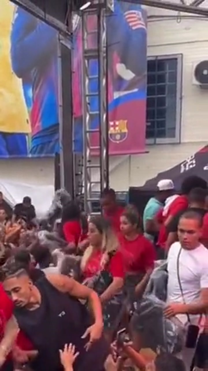 拉菲尼亚在家乡组织慈善活动 向贫困家庭分发食物和礼物