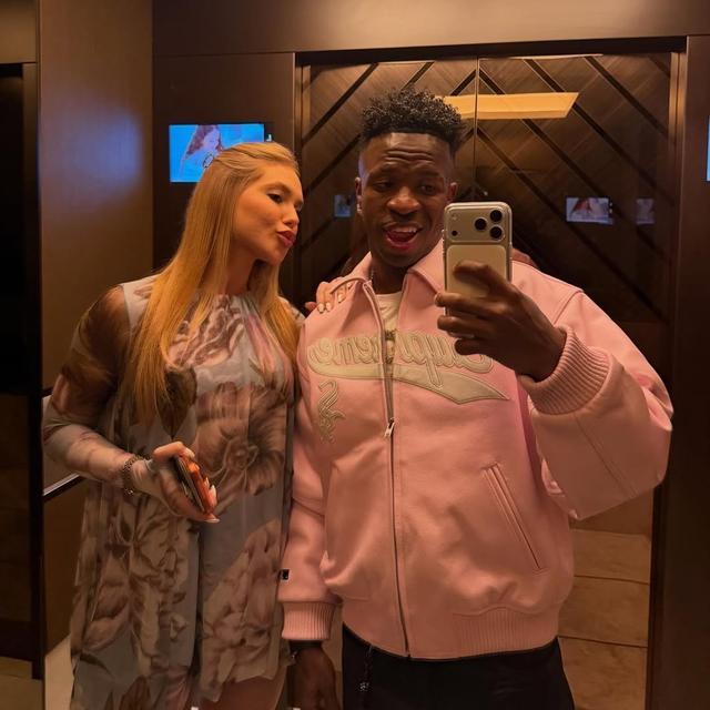 维尼修斯晒和女友迪拜度假，后者已是三个娃的妈