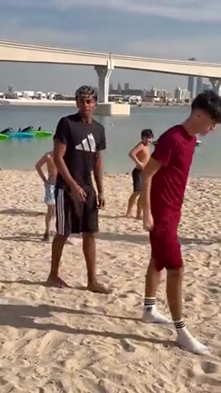 亚马尔圣诞假期在迪拜海滩和孩子们一起踢球