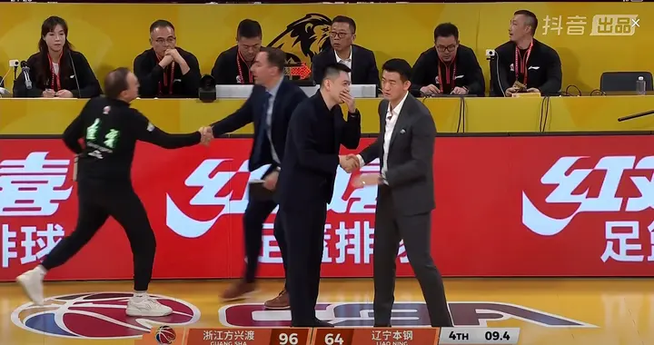 太像打假球，杨鸣王博难说清，主客场相差48分，CBA遭遇尴尬案例