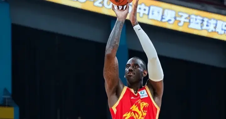 广厦首节险胜辽宁！布朗桑普森齐爆，付豪布朗死顶，进攻战术糟！