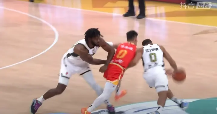 布朗打孙铭徽，奥利弗包夹免犯，杨鸣过度纠缠，鄢守琪违体算补哨