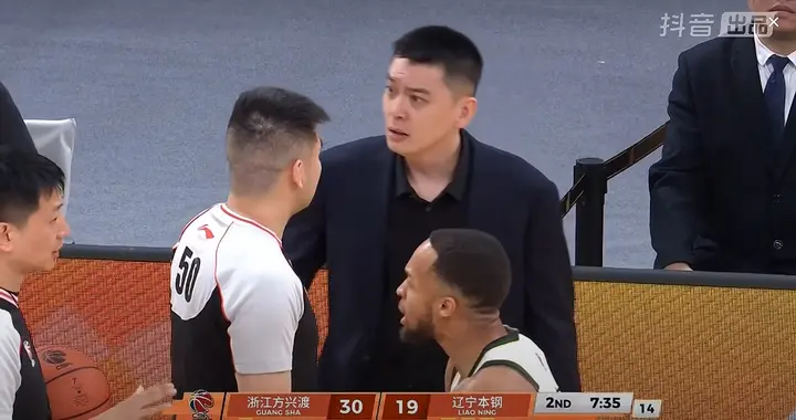 比赛太乏味，辽宁半场29分，广厦漫不经心，裁判给杨鸣各种乱纠缠