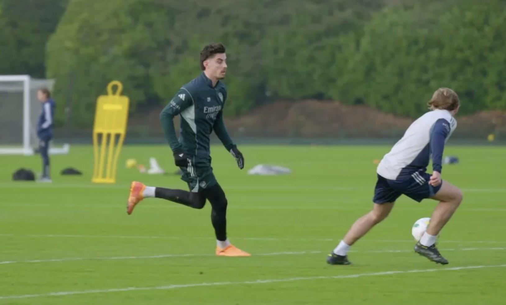 圣诞礼物，此前因膝盖伤势缺阵近四个月的哈弗茨恢复集体训练