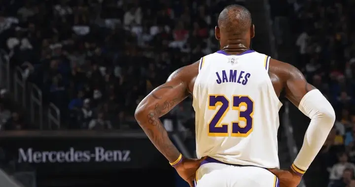 湖人这首发能看？五个人全没防守，艾顿态度消极，难怪更衣室矛盾