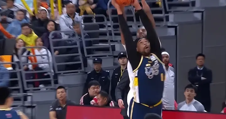 广东半场大胜山东！徐杰+双外齐爆，张文逸神准三分，山东2将辣眼