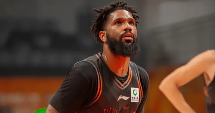 山东88-94广东遭4坏消息！高诗岩鲍威尔没法看，克里斯情绪又崩了