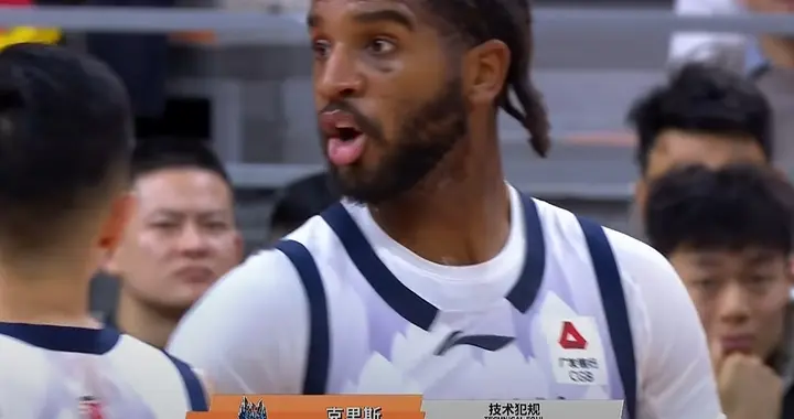 克里斯怼裁判吃T，生气就放倒萨林杰，萨姆那犯规后，他申请技犯