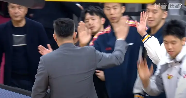 胡明轩持续养伤，三将休养很扎眼，杜锋遭伤病荒，更换球员都挨骂