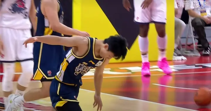 徐大中锋起飞，三分球破纪录，杂耍都进球，比高诗岩更应进国家队