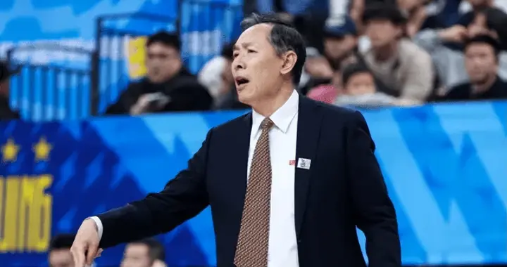 胜新疆发布会！许利民点赞范子铭与篮板，赵睿暴走仍自我反思！