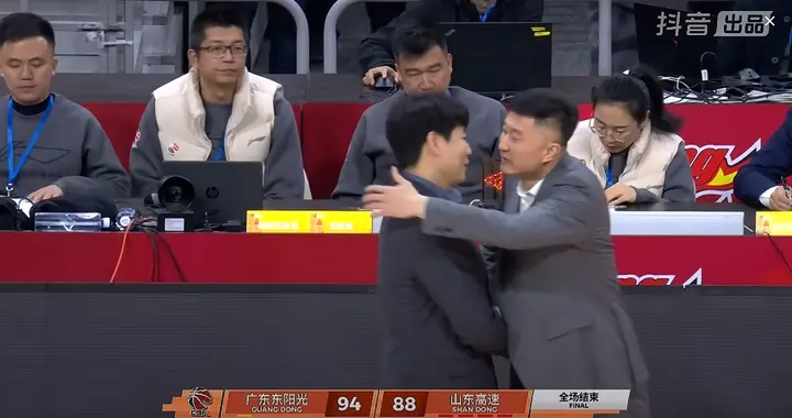 高诗岩关键三分球不进，邱彪咬牙切齿，接着面对低头谢罪者给安慰