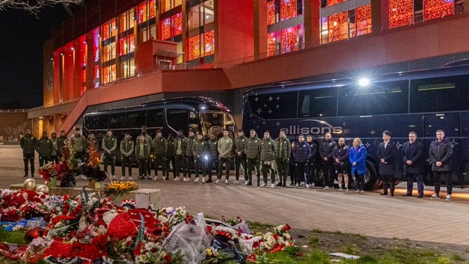 缅怀！赛前狼队球员来到安菲尔德球场 为若塔献花