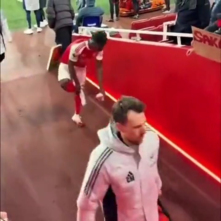 萨卡赛后将他的球鞋送给了一位举牌球迷