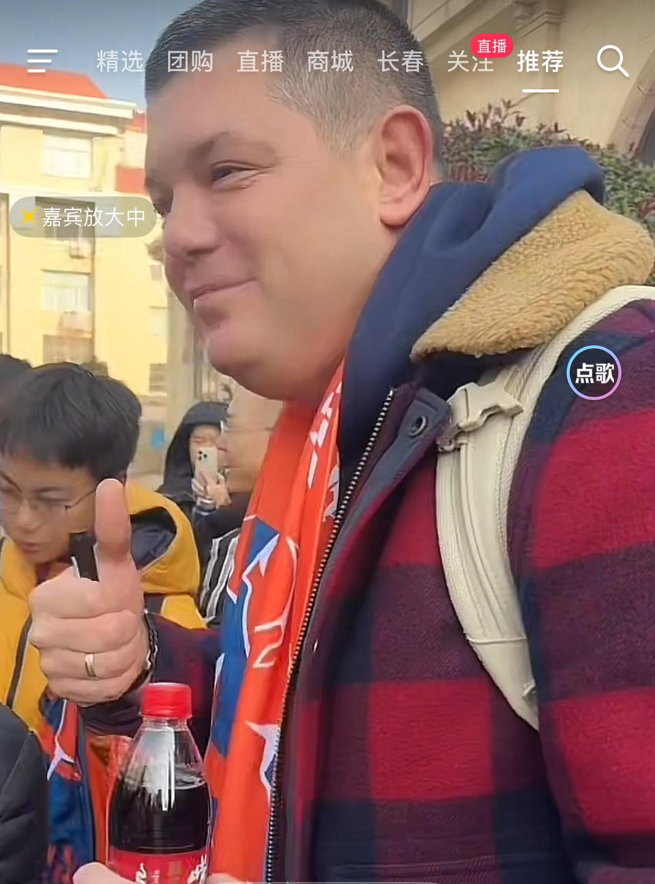 海牛队新帅里斯蒂奇已抵达青岛，并且品尝了一下崂山可乐