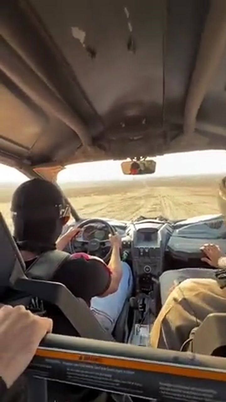 就是玩儿！亚马尔社媒晒在沙漠中开越野车视频