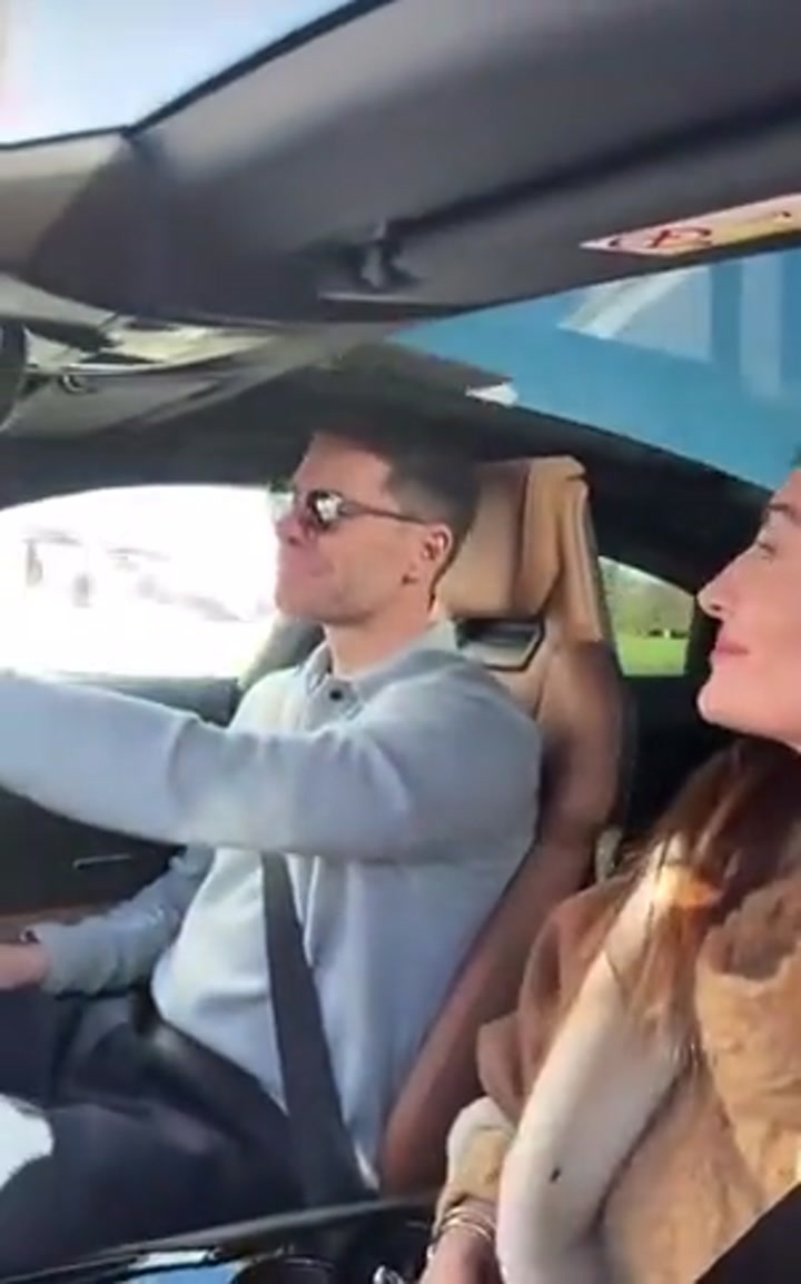 心情大好！阿隆索和妻子一起出门度假旅游