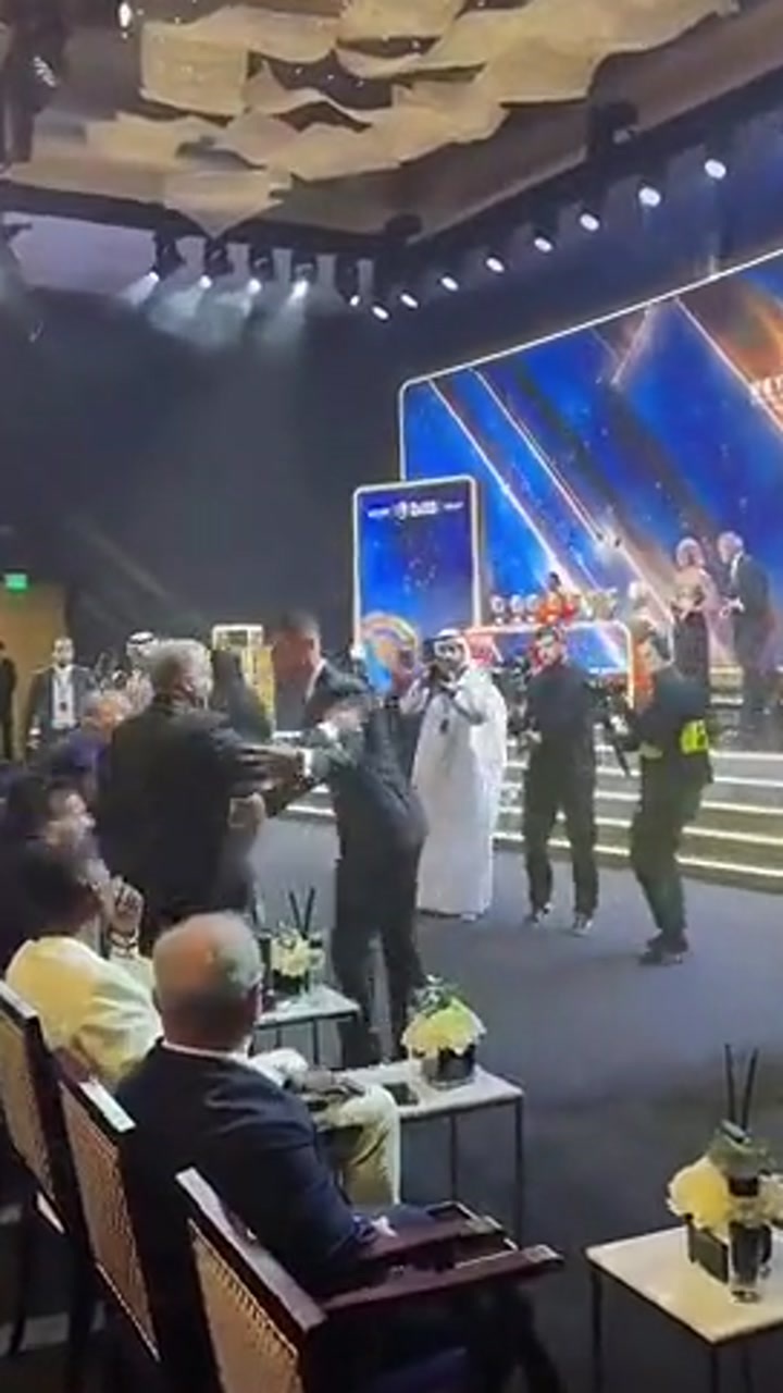 C罗来到跟前握手，拉波尔塔、亚马尔等人主动站起回应