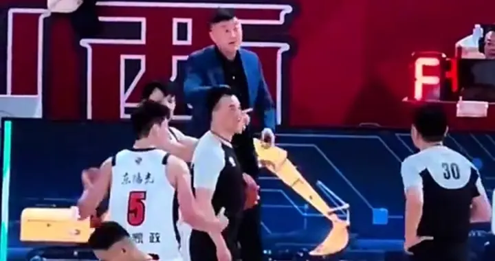 球迷谈格局，迪亚诺打人豁免，王少杰扒拉被罚下，斗狠让闹他堵心