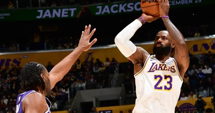 24分大胜国王！詹姆斯证明湖人大错特错，东契奇应跟他学如何争冠