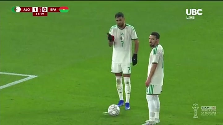 卢卡-齐达内开门球时险些超巨失误，镜头随即给到父亲齐达内