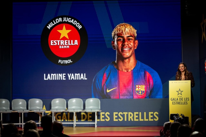 官方：亚马尔当选加泰罗尼亚最佳球员 博扬代其领奖
