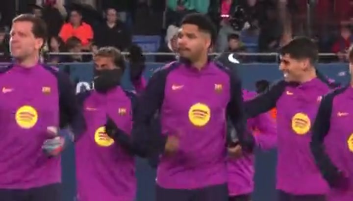 阿劳霍回归训练与球迷打招呼