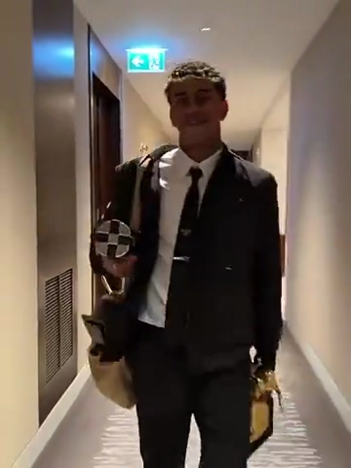 给孩子累够呛！亚马尔的奖杯多到不好拿