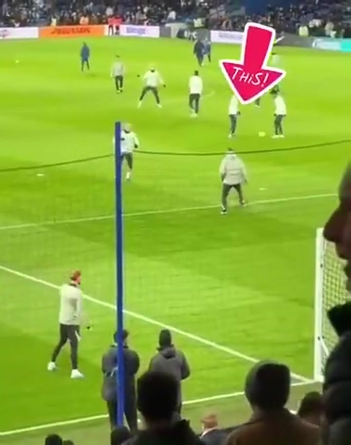 球迷实拍加纳乔与体能教练1V1 踩单车过人轻松被断