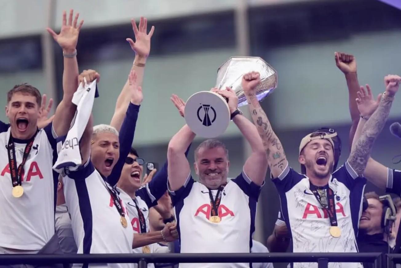 TA总结热刺2025：最佳球员为范德芬；列维被解职最令人震惊