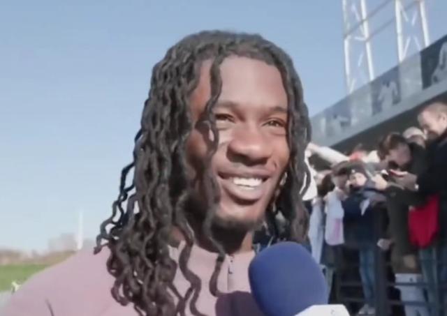 卡马文加：我非常享受与球迷互动，很高兴能收到圣诞彩灯项链