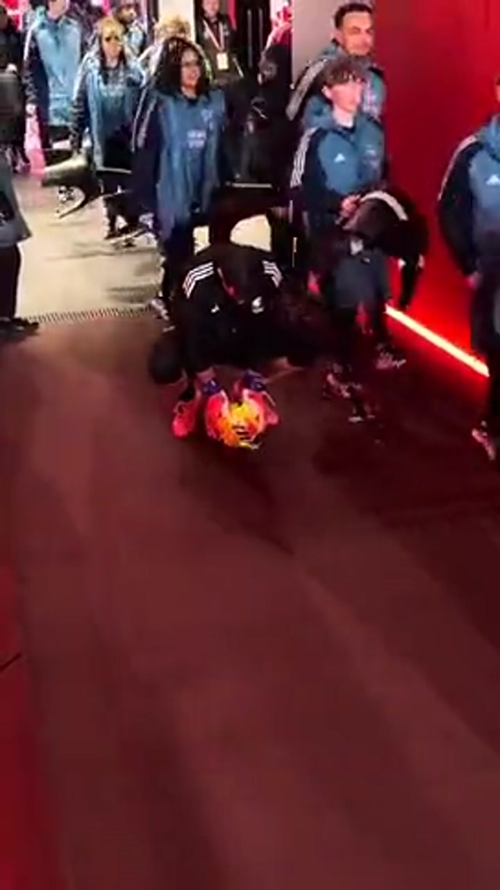 赛前整活！大马丁在阿森纳球员通道里挑衅